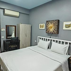 Kleines Zimmer mit Kingsize-Bett
